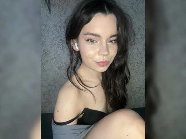 Emilyy19 live cam on BongaCams