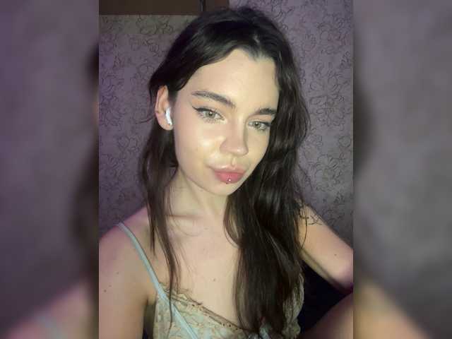 Emilyy19 live cam on BongaCams