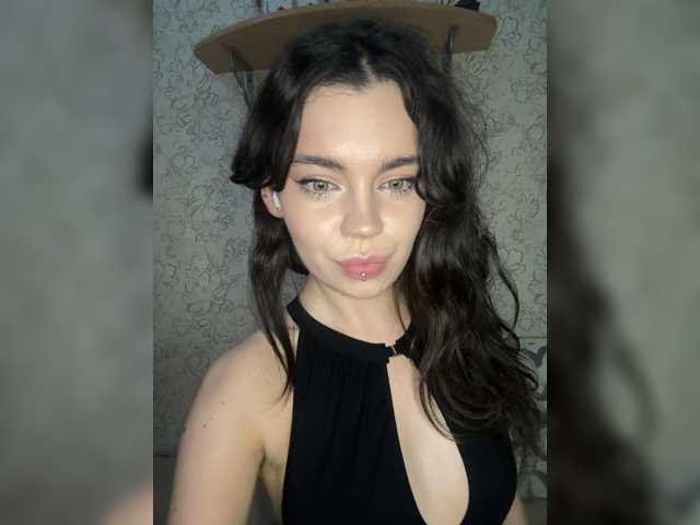 Emilyy19 live cam on BongaCams