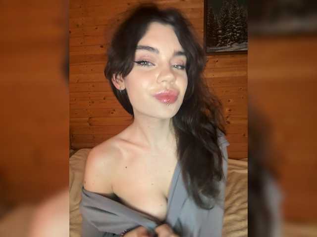 Emilyy19 live cam on BongaCams