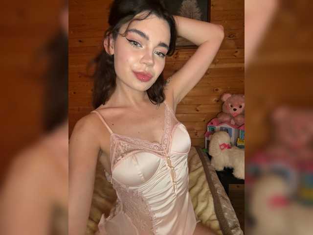 Emilyy19 live cam on BongaCams