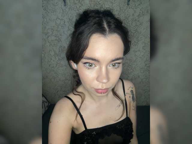 Emilyy19 live cam on BongaCams