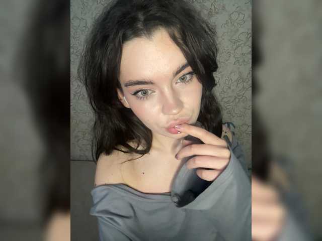 Emilyy19 live cam on BongaCams