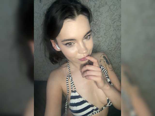 Emilyy19 live cam on BongaCams