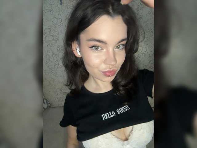 Emilyy19 live cam on BongaCams