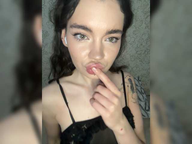 Emilyy19 live cam on BongaCams