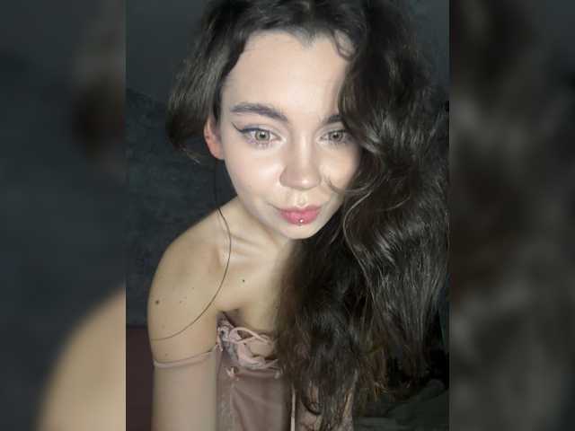 Emilyy19 live cam on BongaCams