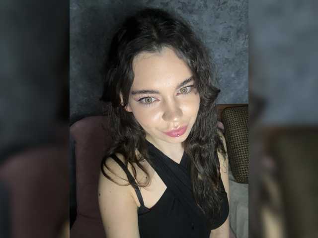 Emilyy19 live cam on BongaCams