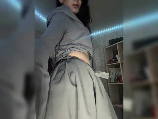 Emilyy19 live cam preview