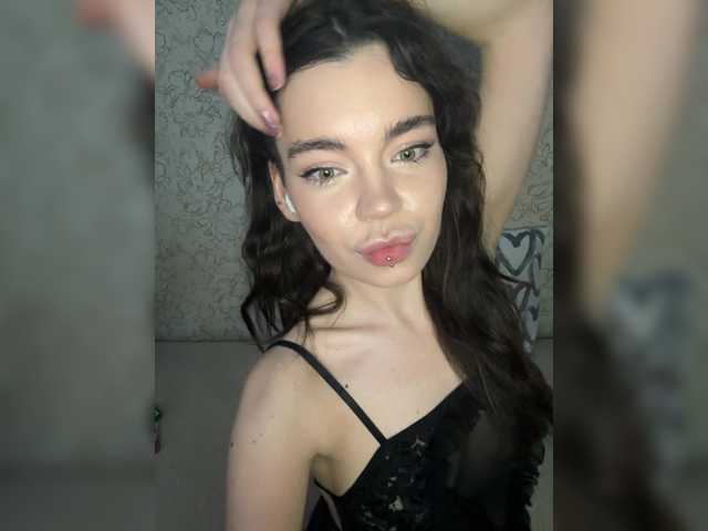 Emilyy19 live cam on BongaCams
