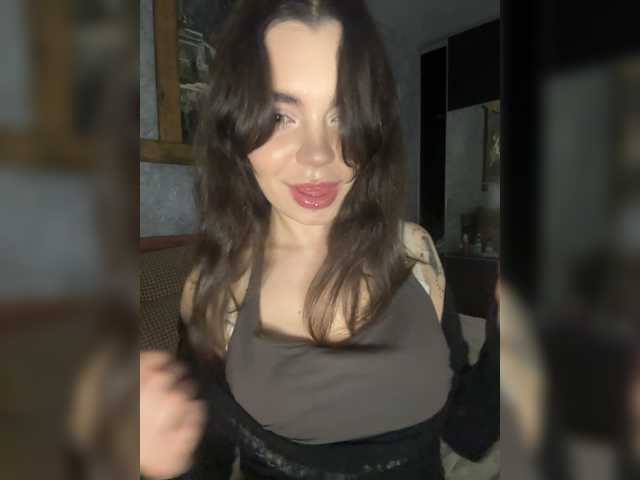 Emilyy19 live cam on BongaCams