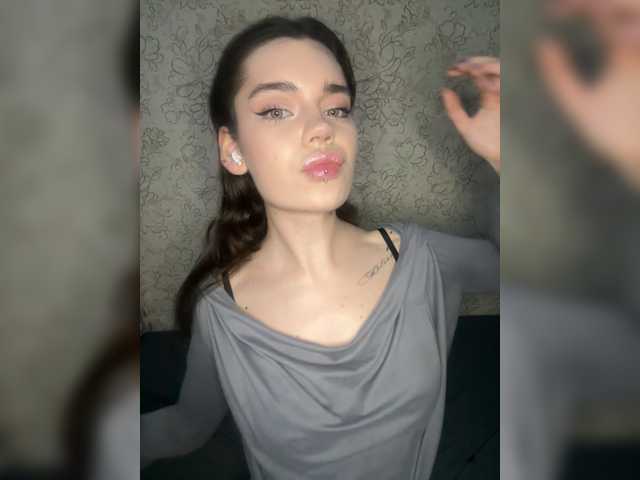 Emilyy19 live cam on BongaCams