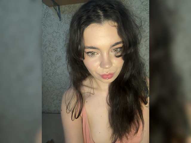 Emilyy19 live cam on BongaCams