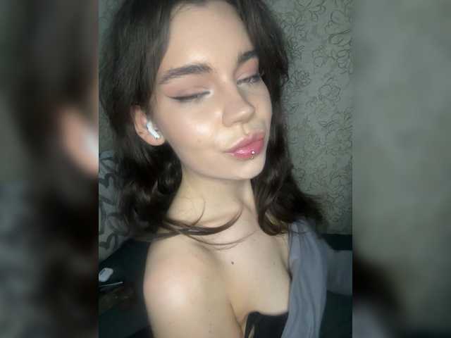 Emilyy19 live cam on BongaCams