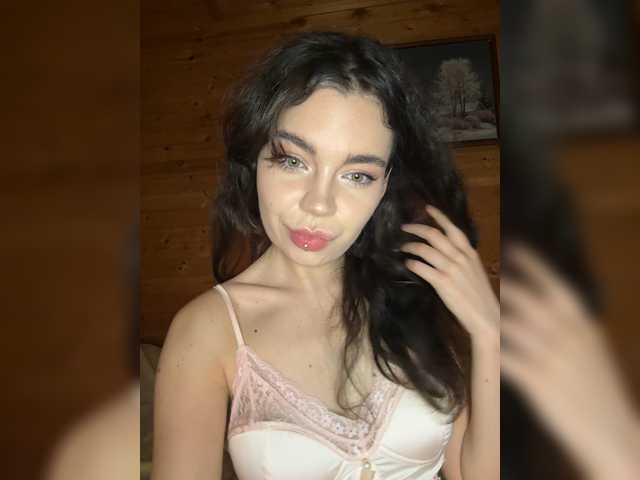 Emilyy19 live cam on BongaCams