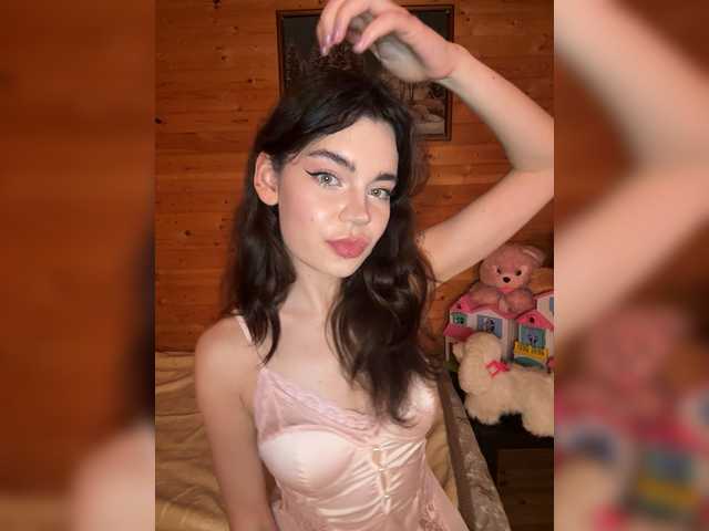Emilyy19 live cam on BongaCams
