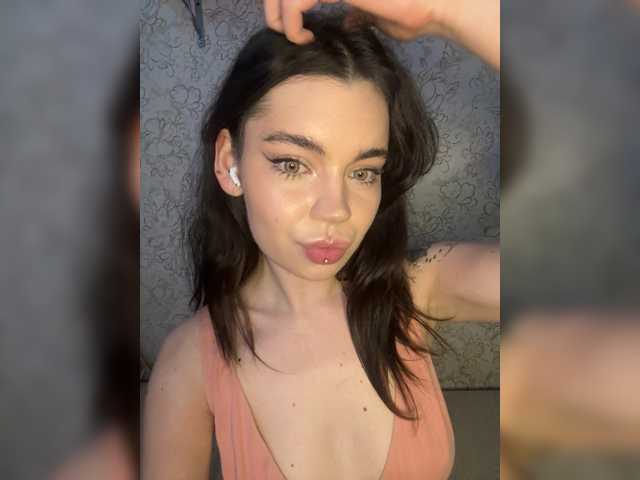 Emilyy19 live cam on BongaCams