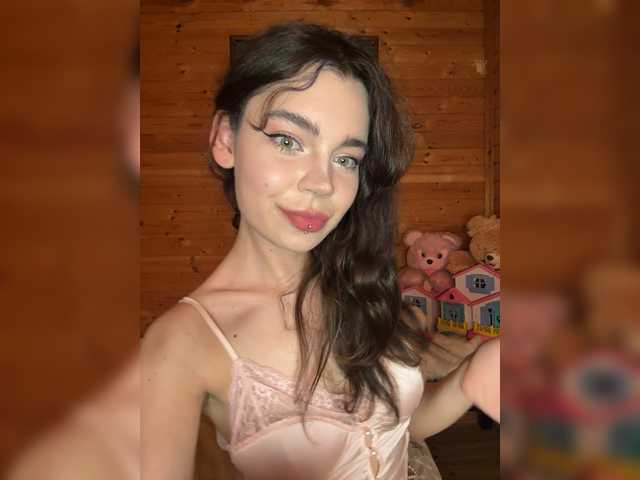 Emilyy19 live cam on BongaCams