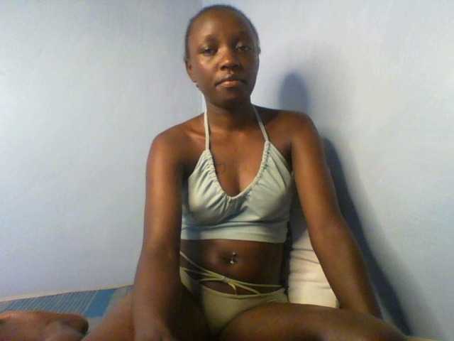 Evalyne live cam on BongaCams