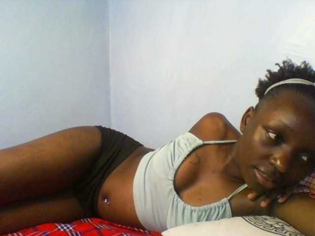 Evalyne live cam on BongaCams