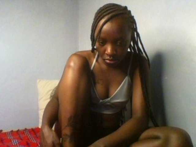Evalyne, en directo ahora en BongaCams