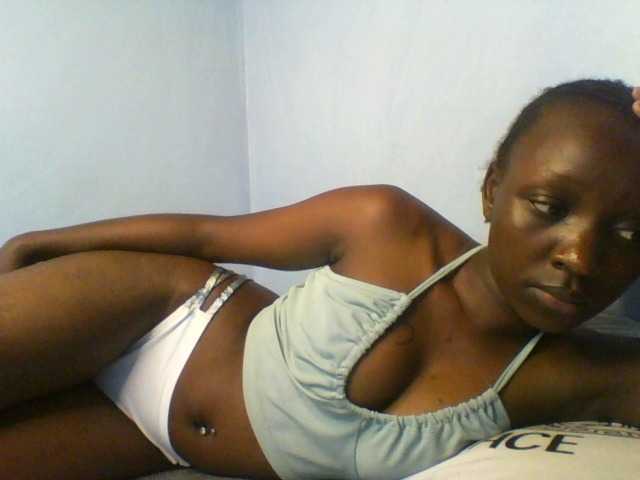 Evalyne — live female cam