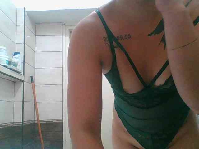 fruzsina25 webcam