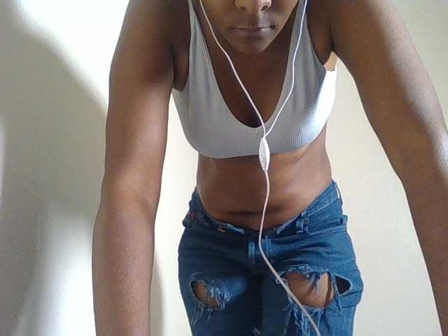 Angya, en directo ahora en BongaCams