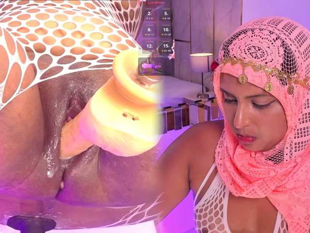 RhiaNeal live cam preview