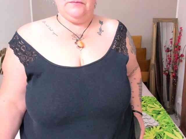 SweetBoobsM webcam