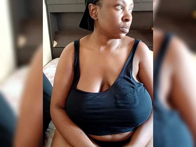 Curveythickqueen live cam on BongaCams
