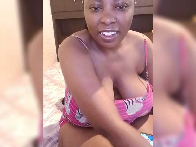 Curveythickqueen live cam preview