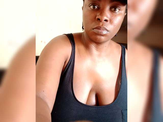 Curveythickqueen live cam on BongaCams