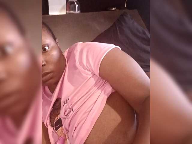 Curveythickqueen live cam on BongaCams