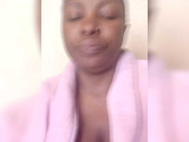 Curveythickqueen live cam on BongaCams