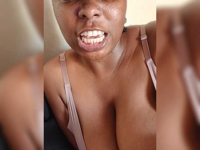 Curveythickqueen live cam on BongaCams