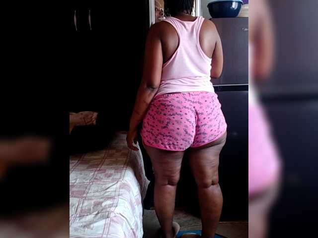 Curveythickqueen live cam on BongaCams