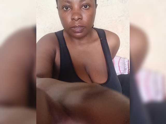 Curveythickqueen live cam on BongaCams