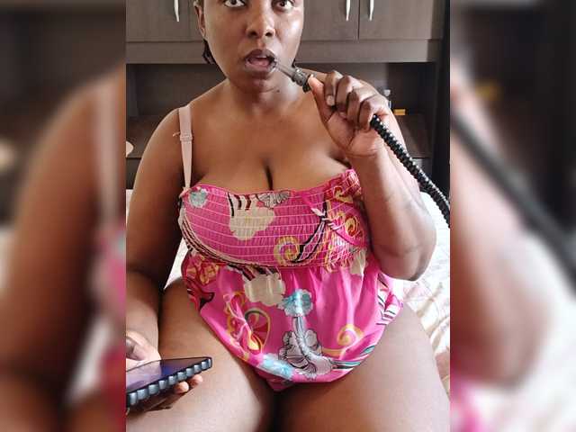 Curveythickqueen live cam on BongaCams