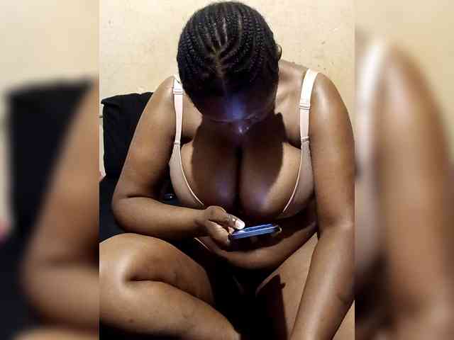 Curveythickqueen webcam