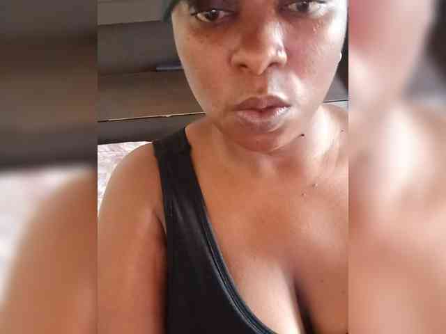 Model: Curveythickqueen