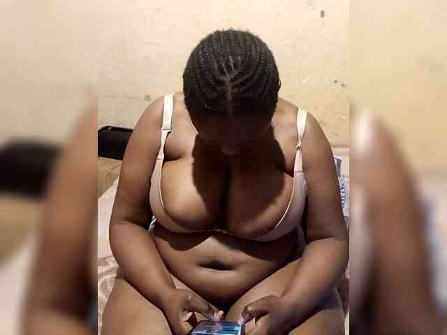 Curveythickqueen webcam