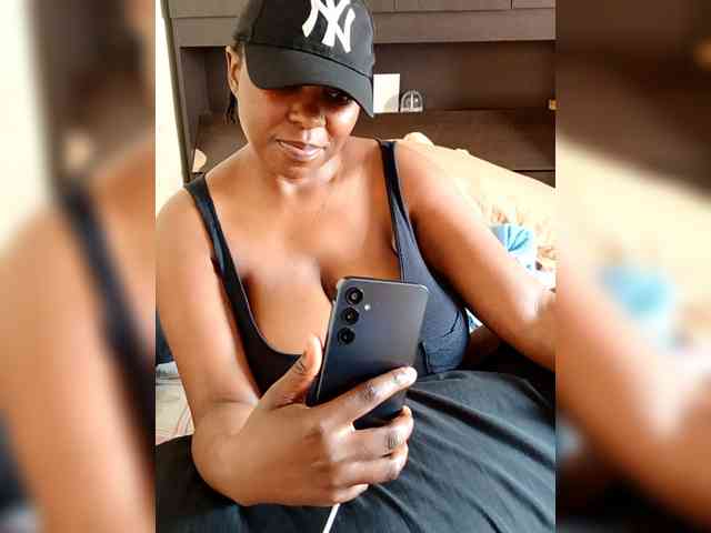 Curveythickqueen webcam