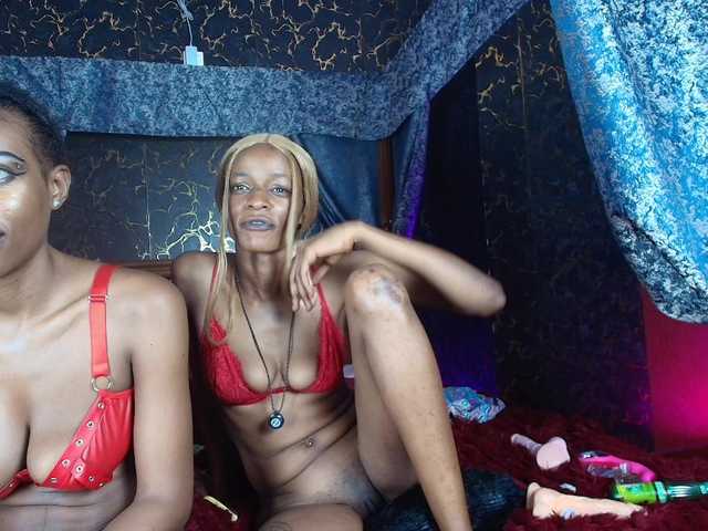 AroAndHens — live couple cam