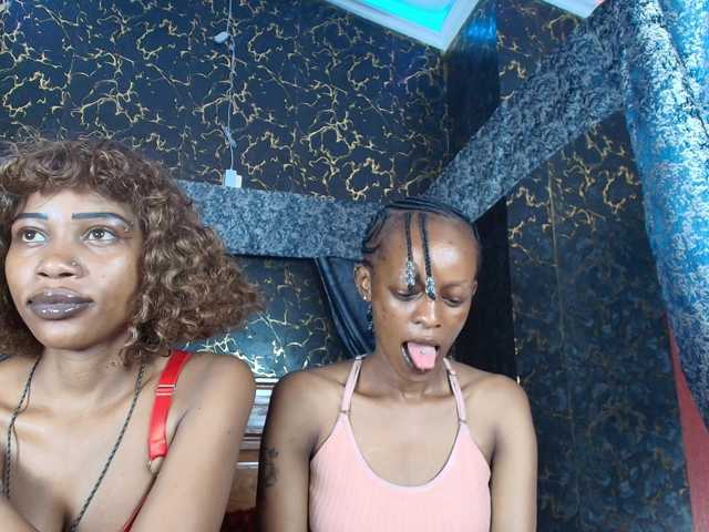 AroAndHens live cam on BongaCams