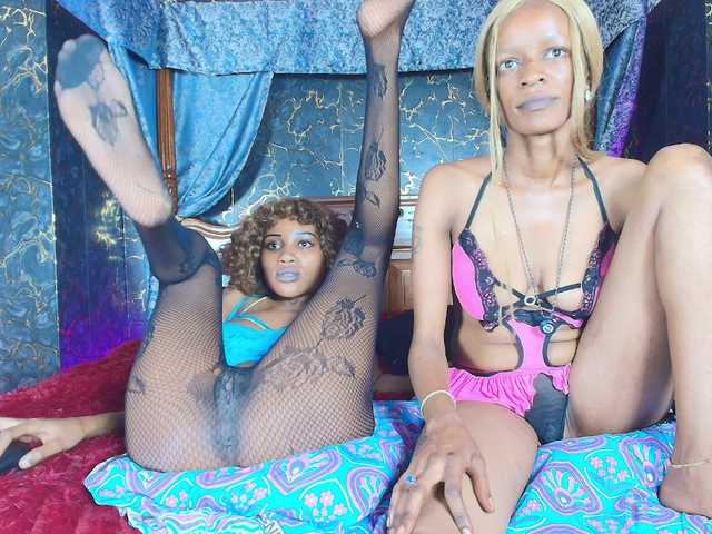 AroAndHens live cam on BongaCams