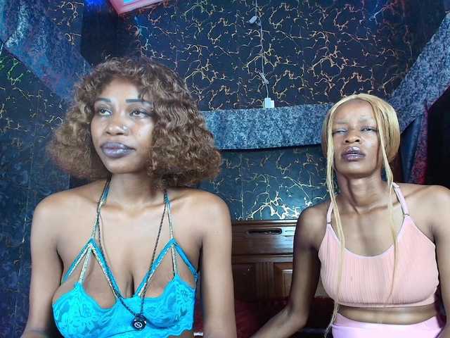 AroAndHens live cam on BongaCams
