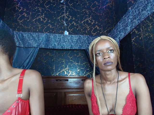 AroAndHens live cam on BongaCams