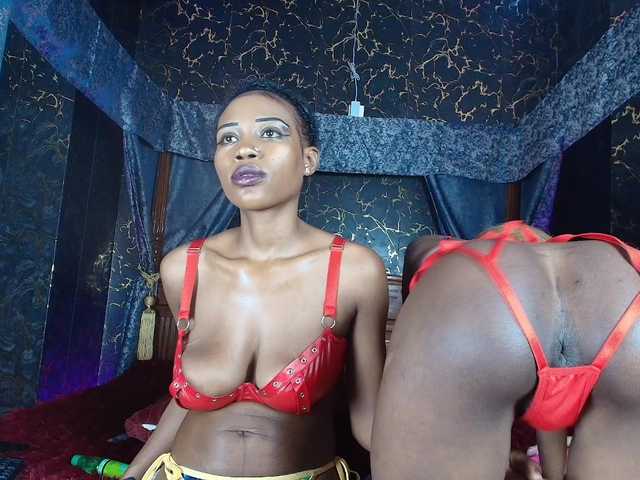 AroAndHens live cam on BongaCams