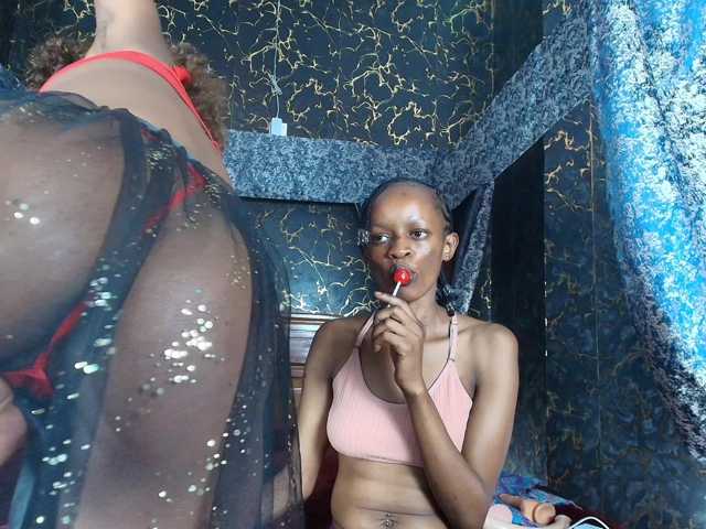 AroAndHens live cam on BongaCams